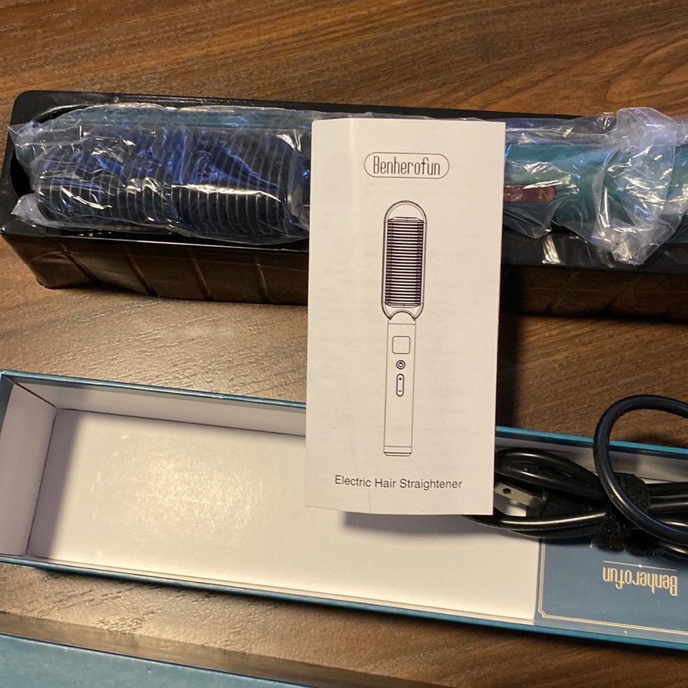 Electric hair straightener‎